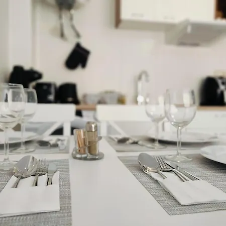 Locos 1, 200m Apartment *